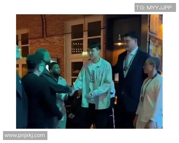 姚明亲临株洲篮球盛会引发球迷热烈追捧与欢呼