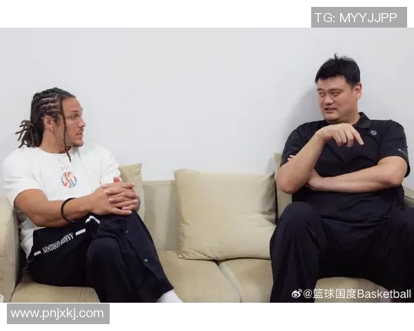 姚明温柔抱宝宝展现父爱如山的温暖瞬间