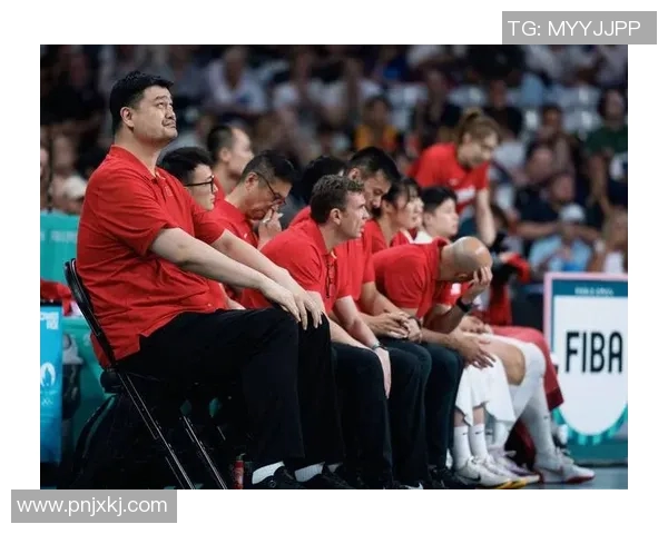 姚明扣篮瞬间定格的背影展现了中国篮球的辉煌与梦想