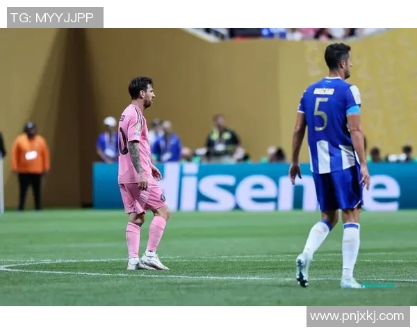 足球明星脚踢任意球的绝妙技巧与精彩瞬间解析